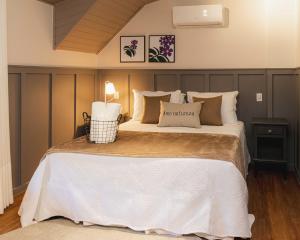 上大瓦尔任Natureza Eco Lodge的卧室配有一张带白色床单和枕头的大床。