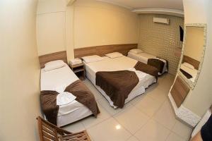 大坎普Aeroporto Plaza Hotel的一间客房内配有两张床的房间
