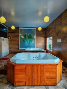 坎波斯杜若尔当Hotel Fazenda Golden Park Campos do Jordão的大型浴室设有大浴缸。