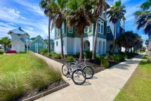 阿兰瑟斯港Palmilla Beach Homes的停在房子前面的自行车
