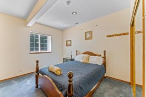 East WenatcheeHouse Of Serenity的一间卧室设有一张床和一个窗口
