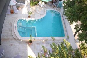 达利安Villa Verdi的游泳池的顶部景色