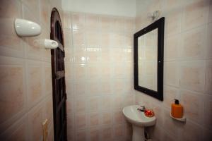 卡塔赫纳Casa Hotel Marbella Beach的一间带水槽和镜子的浴室