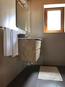 VidemonteCasa de Xisto Ti Maria的浴室配有盥洗盆、镜子和毛巾