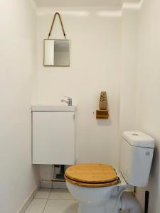 里尔BaLille的一间带卫生间和木制马桶座的浴室