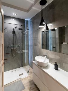 华沙FIRST -- Green Żoliborz Apartment 5的一间带水槽和玻璃淋浴的浴室