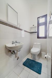 利马Miraflores Kennedy Park的白色的浴室设有水槽和卫生间。