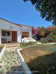 拉克鲁斯Schöne Wohnung in Puerto de la Cruz mit Garten.的享有带庭院的房屋景致