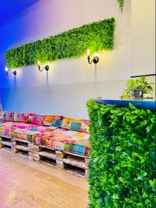 柏林Hotel Alex Berlin的一张被植物覆盖的沙发