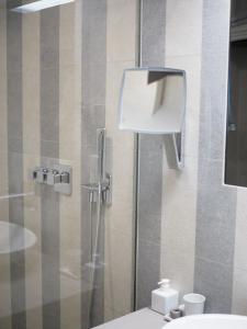布拉格Apartman Grey的一间带卫生间和玻璃淋浴间的浴室