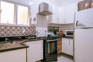 伯迪亚哥VARANDA GOURMET c churrasqueira-3 quartos- Wi-fi的厨房配有水槽和冰箱