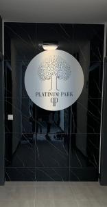 斯塔加德什切青Platinum De Lux Apartament的建筑物植物公园的标志