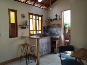 伦索伊斯Casa da Mi Temporada - Tiny House的一间厨房,内设一个柜台和凳子