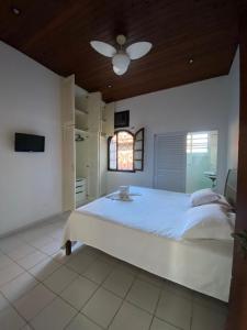 乌巴图巴Giprita Wellness Hotel Ubatuba的卧室设有一张白色大床和天花板