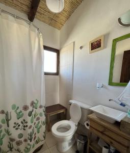 卡奇Cabaña Paraíso Cachi的一间带卫生间和水槽的浴室