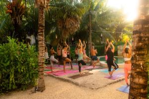 埃尔库约Xtambaa Cabins & Spa Only Adults的一群在海滩上做瑜伽的女性