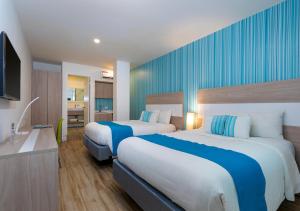 圣安德烈斯Aqualina Inn的酒店客房设有两张床和电视。