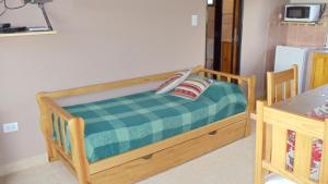 本塔纳山村Cabañas Lemunko的一张带两个枕头的小木床
