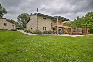 StoystownIndian Lake Retreat with Wet Bar and Covered Deck的前面有大院子的大房子