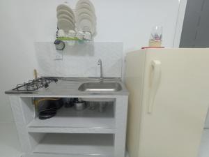 卡利Apartaestudios El Descanso的一间带水槽和冰箱的小厨房