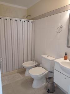 康考迪亚Habitación de huéspedes con entrada independiente的一间带卫生间和淋浴帘的浴室