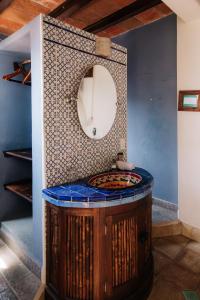 兹波利特HEVEN Residence的浴室设有圆形水槽和镜子