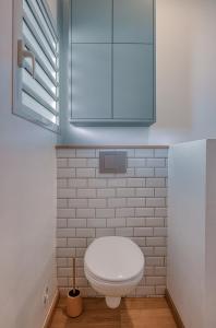 勒唐蓬La Kaz Tiloup的浴室设有白色卫生间和蓝色橱柜