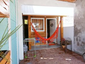 弗洛里亚诺波利斯Tiny House moçambique - Sua casinha em Floripa!的门口带吊床的房屋入口