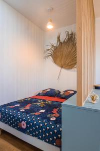 勒唐蓬La Kaz Tiloup的一间卧室配有一张带蓝色柜台的床
