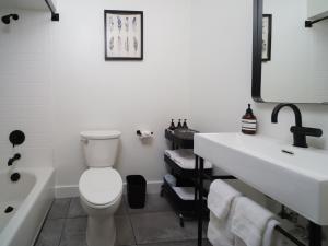彭德尔顿Motolodge的浴室配有卫生间、盥洗盆和浴缸。