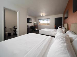 彭德尔顿Motolodge的酒店客房配有两张床和一张书桌