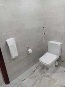 坦坦MJI GROUP的浴室设有卫生间和一卷卫生纸