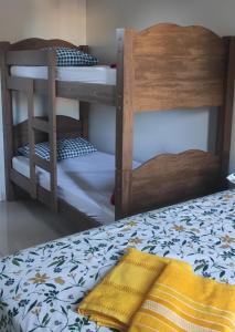 邦热苏斯-达拉帕Casa Duplex em Bom J da Lapa com Garagem Particular的一间卧室设有两张双层床,床上配有一条黄毛巾