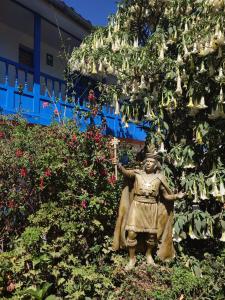 奥兰太坦波拉斯珀尔特达斯旅馆的站在树前的女人的雕像