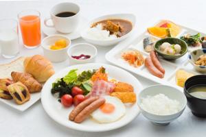 金泽金泽花园酒店的一张白色的桌子,上面放着食物和饮料