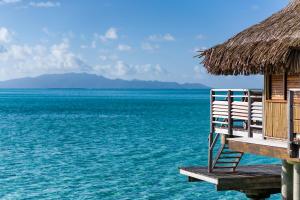波拉波拉波拉波拉洲际勒那度假酒店的水边带椅子的码头