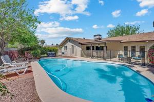 格伦代尔Amazing 3 BR w/Pool, minutes from PHX and Sports的一座房子后院的游泳池