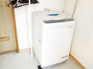 石垣岛AsobiBASE Yamabare-House的一间带水槽的客房内的洗衣机