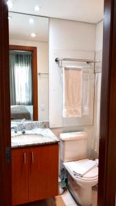 圣保罗Flat em Hotel na Bela Cintra próximo à Paulista e Consolação的一间带卫生间、水槽和镜子的浴室