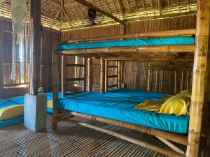 八打雁RUSTIQUE RUE Mabini - Hostel的配有蓝色床单的客房内的两张双层床