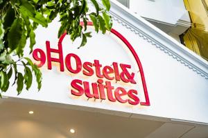 胡志明市9 Hostel and Suites的商店边的标志