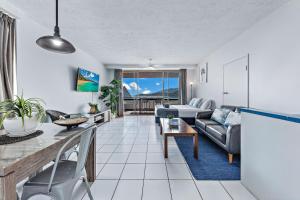 埃尔利海滩Ocean View Apartment 49的客厅配有沙发和桌子