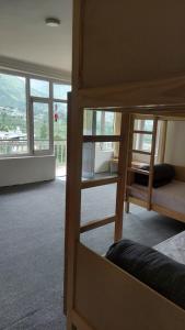 马拉里La Heim Hostels的山景客房 - 带双层床