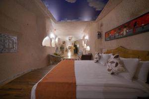 乌奇希萨尔Karlık Cave Suite Cappadocia的一间卧室,卧室内配有一张大床