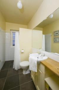 KilbahaLoop Head Lightkeeper's House的浴室配有白色卫生间和盥洗盆。