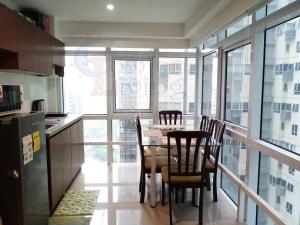 马尼拉2 BR loft-type condo Fort Victoria的厨房里设有1间带桌椅的用餐室