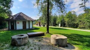 LenzingGemütliches Tiny Home mit 30m2 inklusive Kochmöglichkeit的公园,公园有长凳和树,建筑