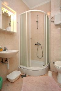 莫鲁纳特Apartments by the sea Molunat, Dubrovnik - 8956的带淋浴和盥洗盆的浴室