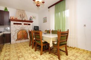 布拉托Apartments by the sea Prigradica, Korcula - 9140的厨房配有桌椅和壁炉。