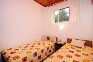 布拉托Apartments by the sea Prigradica, Korcula - 9140的一间卧室设有两张床和窗户。